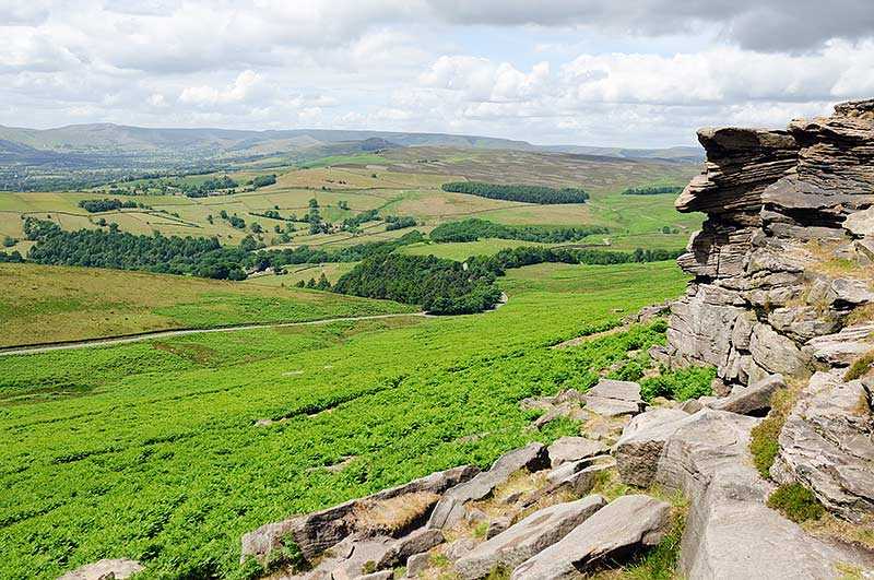 stanage-edge-view-from-stanage-edge-on-hathersage-moor-in-peak-district-national-park