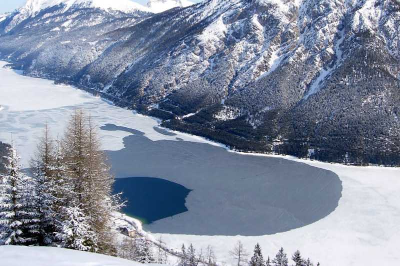 lake-achen-lake-achen-partly-frozen-in-winter