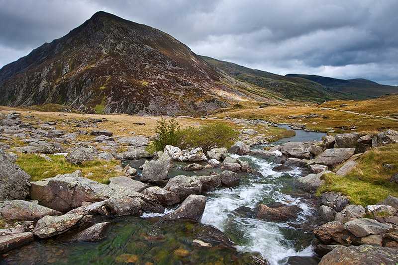 snowdonia-national-park-view-over-rapid-streams-towards-pen-yr-ole-wen-mountain