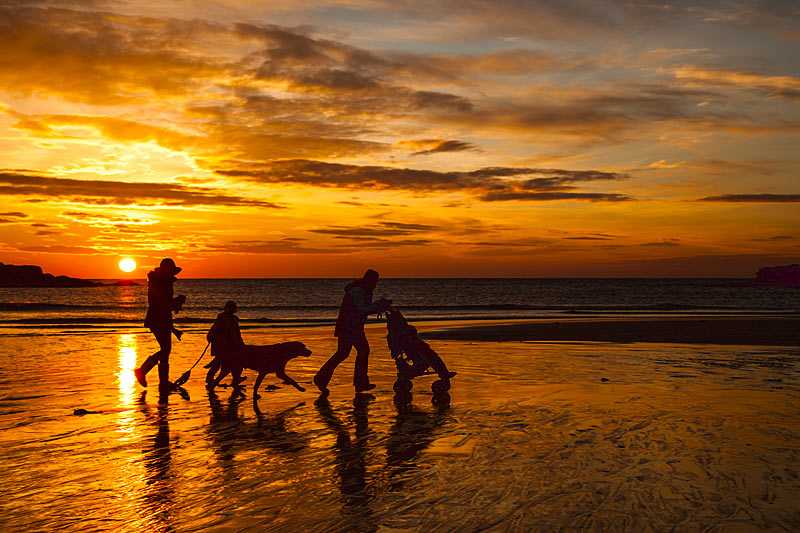 trearddur-bay-beach-trearddur-bay-beach-at-sunset-on-the-isle-of-anglesey-north-wales-uk