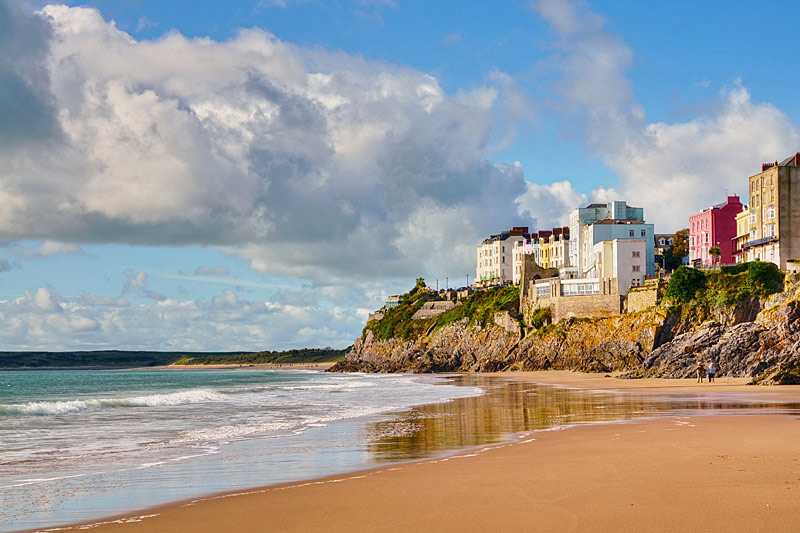 castle-beach-tenby-pastel-painted-houses-in-tenby-raised-above-castle-beach-against-a-backdrop-of