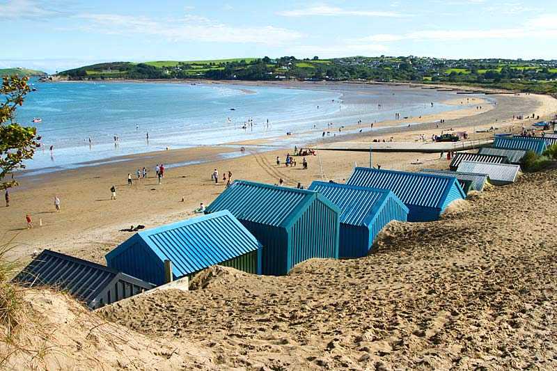 aberdaron-beach-abersoch-beach-gwynedd-wales-uk-with-beach-huts-overlooking-the-bay-and-people-on