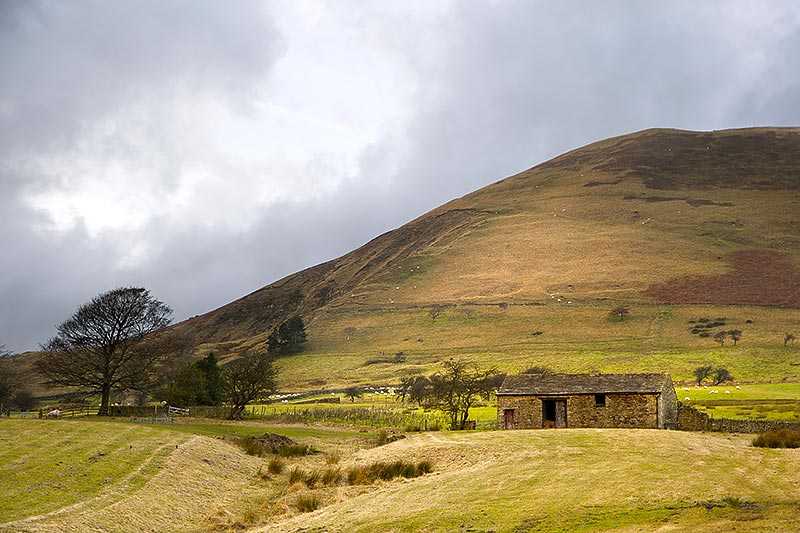 kinder-scout-stone-barn-at-foot-of-kinder-scout-in-peak-district-national-park