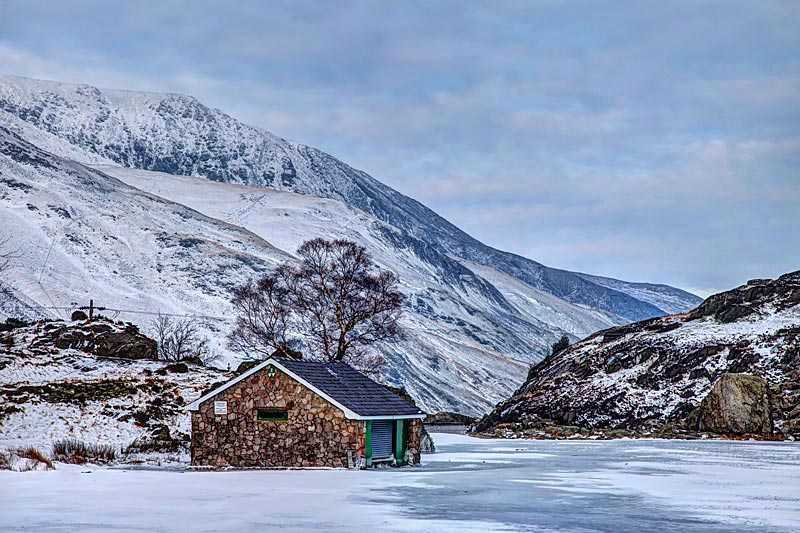 llyn-ogwen-winter-white-snowy-scenes-around-snowdonia-national-park-north-wales-uk_0