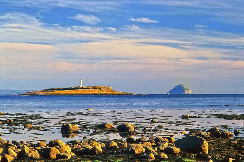 ailsa-craig-seen-from-the-south-coast-of-arran-island-in-the-firth-of-clyde-are-the-isles-of-pladda