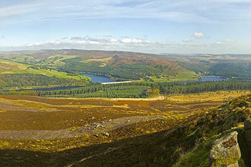 win-hill-the-view-from-the-top-of-win-hill-derbyshire-peak-district-showing-derwent-valley-and
