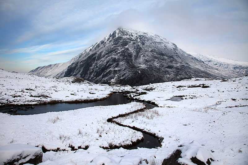 snowdonia-national-park-llyn-idwal-in-snowy-january